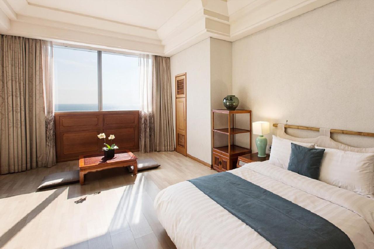 Haeundae Grand Hotel Busan Luaran gambar A bedroom at the hotel