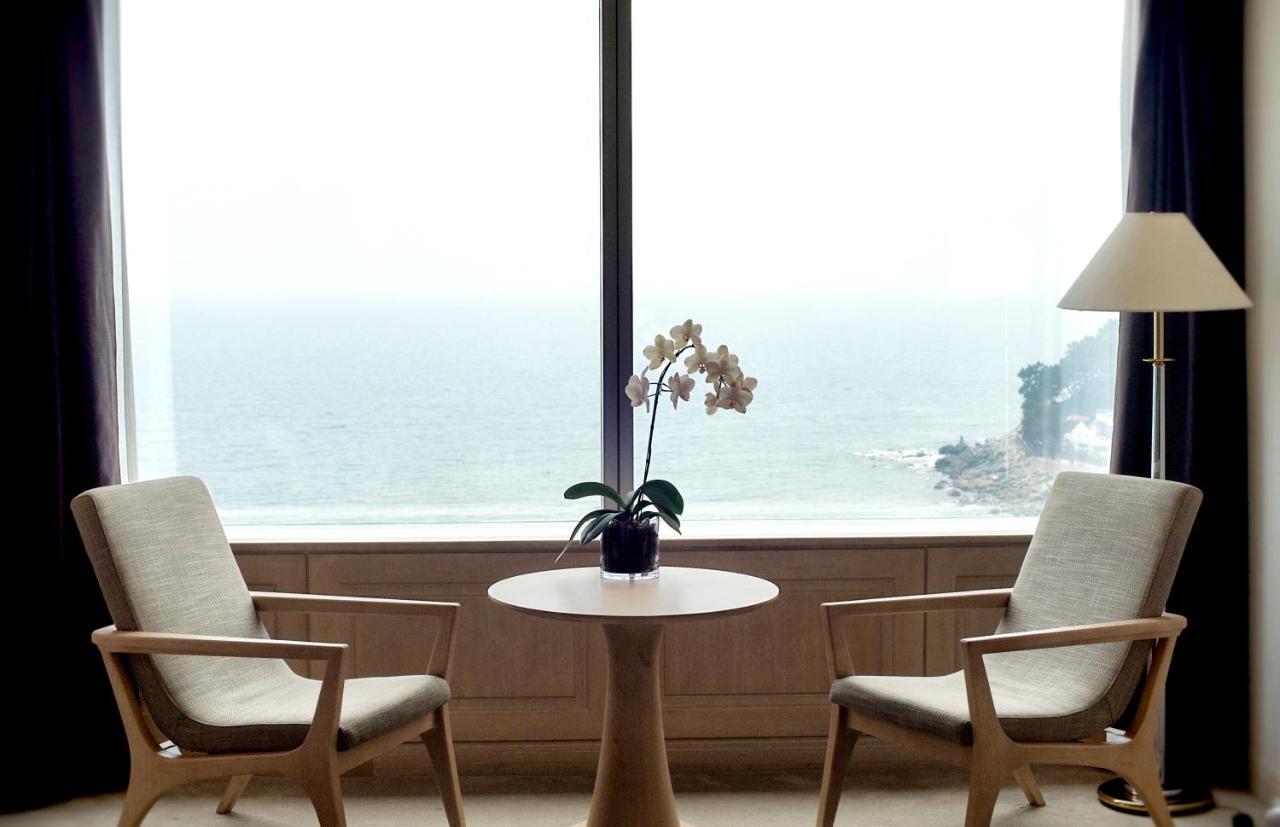 Haeundae Grand Hotel Busan Luaran gambar The view from the living room of a suite at The Concourse